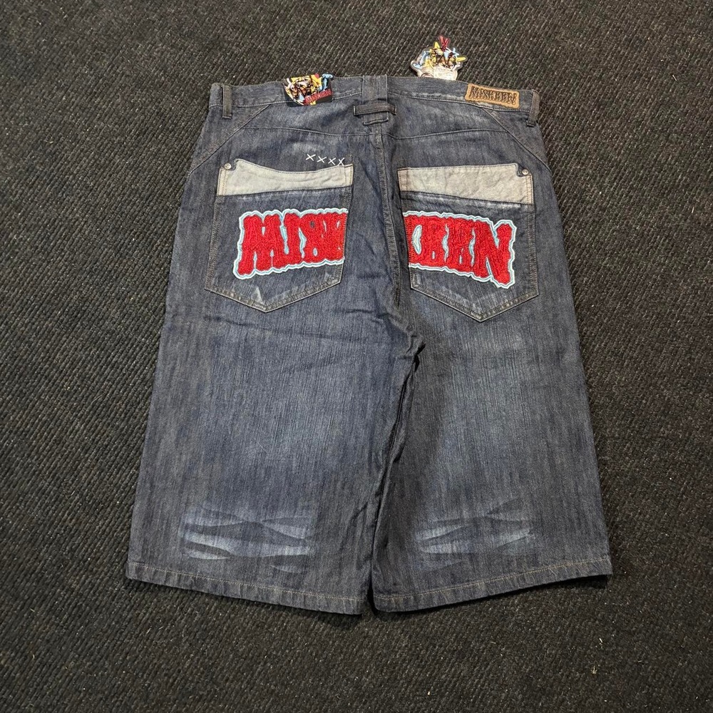 Baggy skater embroidered y2k jorts
Clean 2000s deadstock